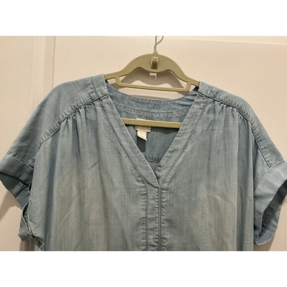 Chicos Top Size 1 (Medium) Lightweight Denim Look Adj. Rouched Sides VNeck - Picture 2 of 8